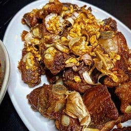 ซี่โครงอ่อนทอดกระเทียม