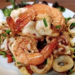 ทะเล คั่วพริกเกลือ ราดข้าว
