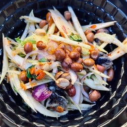 ยำมะม่วง ปลาร้า ปูเค็ม