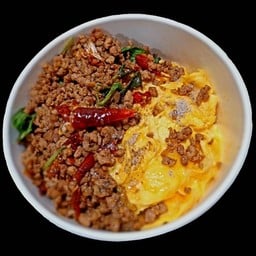 ลูกชิ้นทอด ข้าวกระเพราหมูสับไข่ข้น  bell&tam