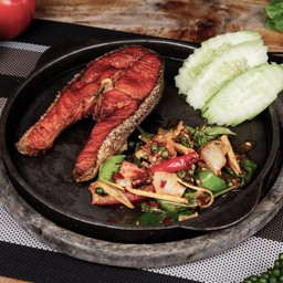 ข้าวผัดฉ่าปลาแซลมอน