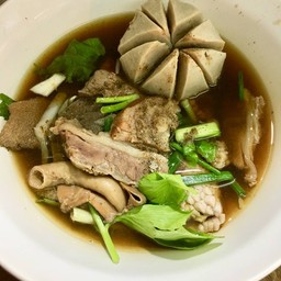 ก๋วยเตี๋ยวเนื้อเครื่องในรวม+ลูกชิ้นจัมโบ้