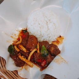 ข้าวซี่โครงหมูผัดพริกแกง + กะหล่ำปลีน้ำปลา