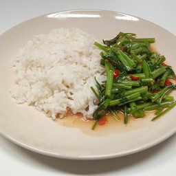 ผักบุ้งไฟแดงราดข้าว