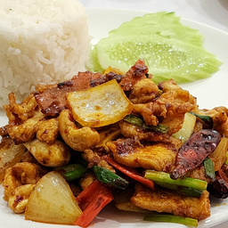 ไก่ผัดเม็ดมะม่วง ราดข้าว