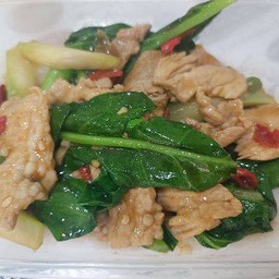 คะน้าหมูชิ้นราดข้าว