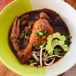 ก๋วยเตี๋ยวรวมไก่ตุ๋น