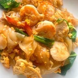 เส้นใหญ่ผัดซีอิ๊วอกไก่กุ้งงงงง ❤️