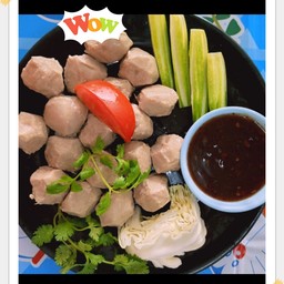 ลูกชิ้นอร่อยลวกเป็นเซตพร้อมน้ำจิ้มและผัก