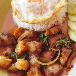 ข้าวกระเพราหมูกรอบ
