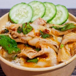 ข้าวกะเพราหมูสามชั้นสไลด์