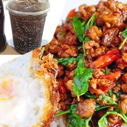 ชุดคู่ข้าวกะเพราหมูสับไข่ดาว+โค้กแก้วใหญ่