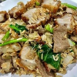 ข้าวผัดหมูกรอบ