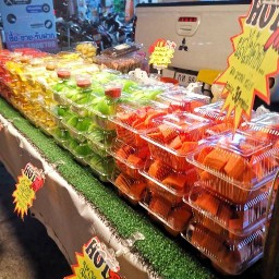 ร้านผลไม้โต้รุ่ง By. NAMO HOME MADE หน้าร้านเจนมือถือ ตลาดแกรนด์