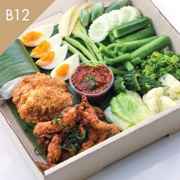 น้ำพริกปลาร้าสับ, ปีกไก่ทอดงา, หมูตุ๊กๆ, ไข่ต้ม พร้อมข้าวเหนียวและข้าวเหนียวทอด