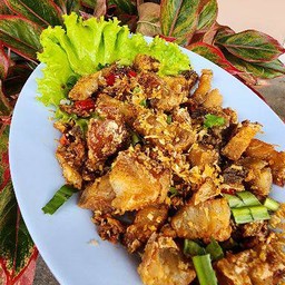 หมูกรอบคั่วพริกเกลือ (กับข้าว)