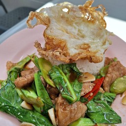 ข้าวราดผัดคะน้าน้ำมันหอย ฟรีไข่ดาว