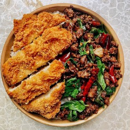 กะเพราเนื้อบด+ไก่กรอบ