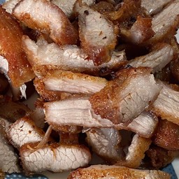 คอหมูทอดน้ำปลา (น้ำหนัก 2 ขีด)