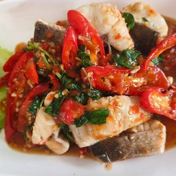 ผัดกระเพราปลาโชกุน  กับข้าว