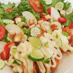 สลัดไก่กรอบซอสมะนาว