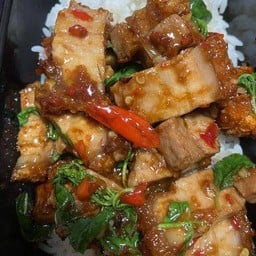 กระเพราหมูกรอบ