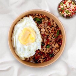 กะเพราพริกแห้งหมูสับ ไข่ดาว