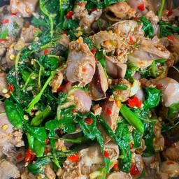 กะเพราเครื่องในไก่กับข้าว