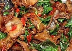 สามชั้นสไลด์ผัดกะเพรา