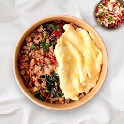 กะเพราพริกแห้งหมูสับ ไข่ข้น