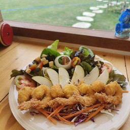 สลัดกุ้งชุปแป้งทอด