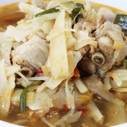 แกงไก่ใส่หน่อไม้ส้ม