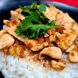 ข้าวราดไก่กระเทียมพริกไทย