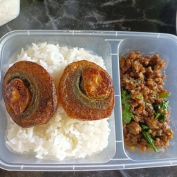 ข้าวกระเพราไข่เยี่ยวม้า