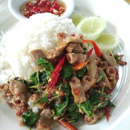 กระเพราไส้อ่อน ราดข้าว
