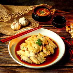 น่องไก่ต้มสับ เล็ก (มีน้ำราดสิงคโปร์)