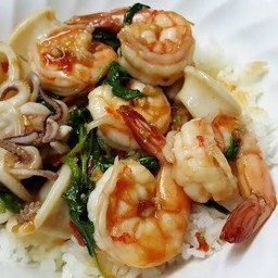 ข้าวผัดกระเพาทะเล