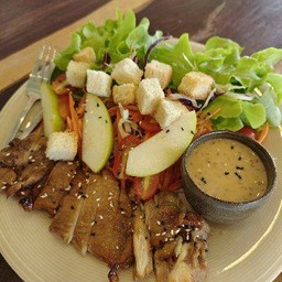 สลัดไก่ย่าง