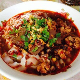 เส้นใหญ่น้ำเงี้ยว