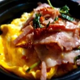 ข้าวกะเพราพริกแห้งแฮม+ไข่ข้น