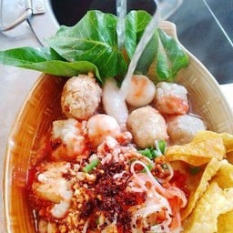 ก๋วยเตี๋ยวเย็นตาโฟน้ำยำลูกชิ้นแคะรสแซ่บบ