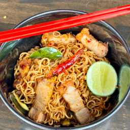 มาม่าต้มยำหมูกรอบผัดแห้ง