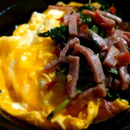 ข้าวกะเพราพริกแห้งแฮม ไข่ข้น