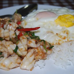ข้าวกะเพราปลาหมึก