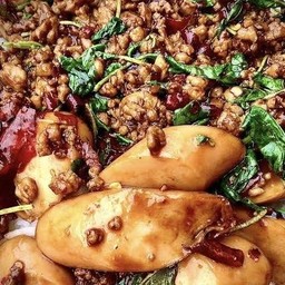 กะเพราหมูสับ+ไส้กรอก