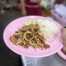 หมึกทอดกระเทียมพริกไทยราดข้าว