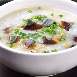 โจ๊กหมูไข่เยี่ยวม้า 皮蛋瘦肉粥