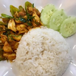 ผัดพริกแกงราดข้าว
