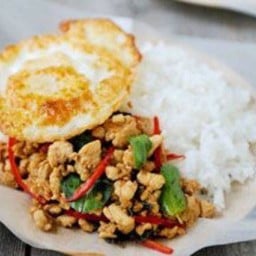 [อร่อยซ่ากับโค้ก] ข้าวกะเพราไก่สับ +  โค้ก ออริจินัล (ขวด)