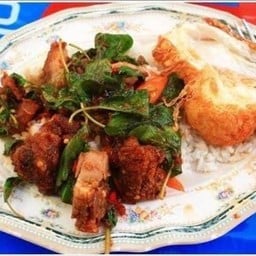 [อร่อยซ่ากับโค้ก] กะเพราหมูกรอบ +  โค้ก ออริจินัล (ขวด)